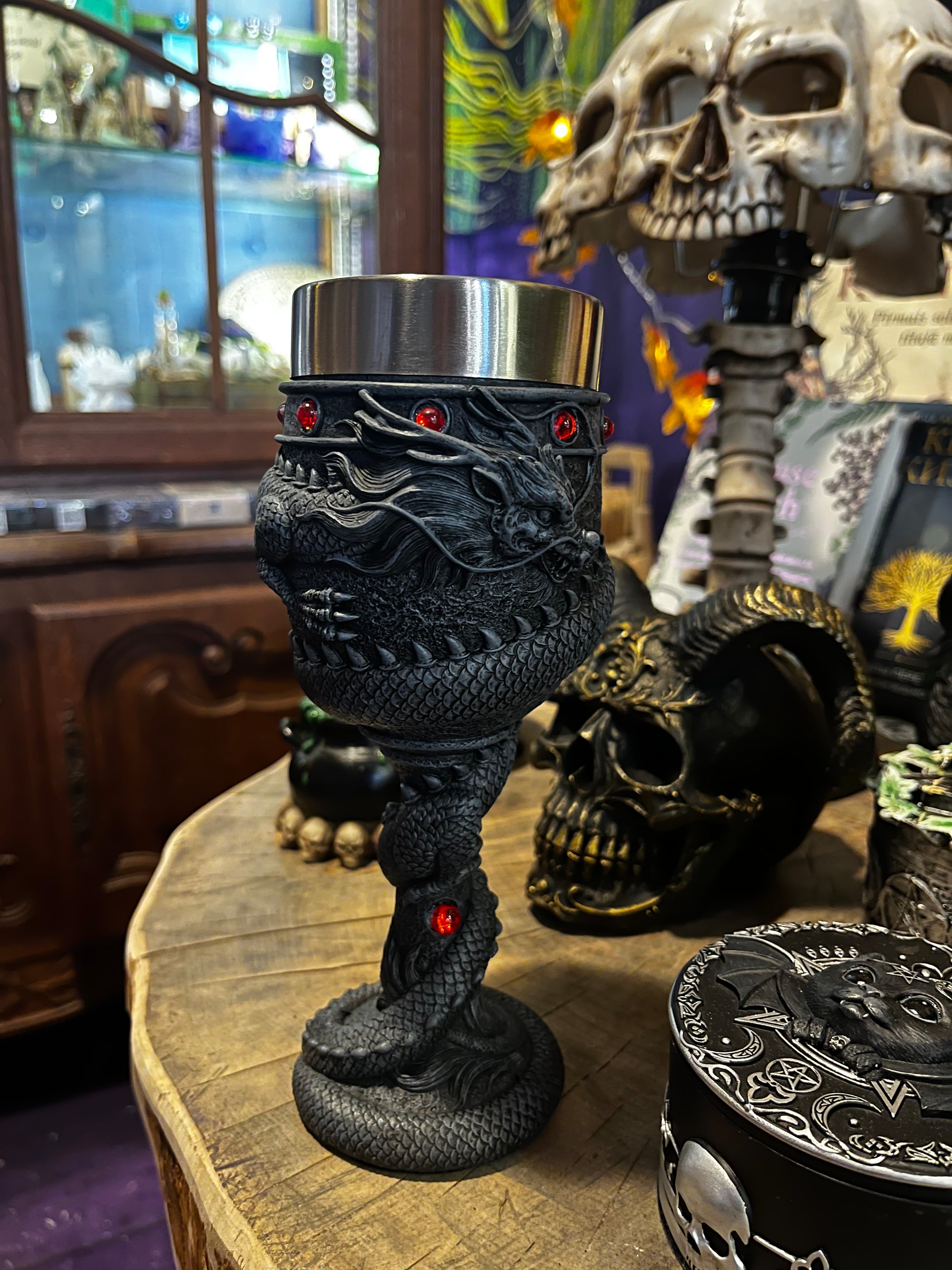 Nemesis Now kauss “Dragon Coil” ar pūķa gotisko dizainu