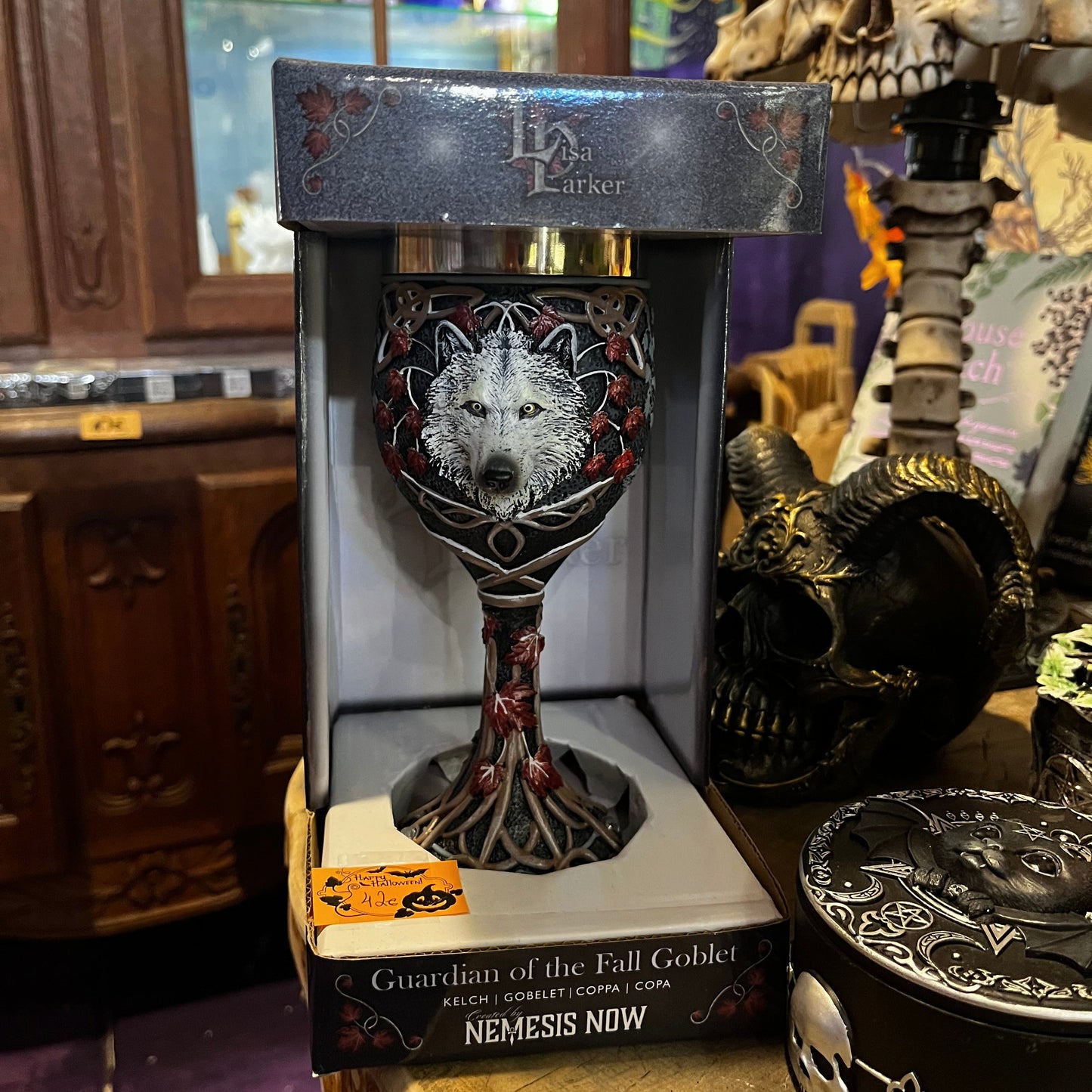 Nemesis Now kauss “Guardians of the Fall” ar vilka dizainu, gotiskais fantāzijas kauss