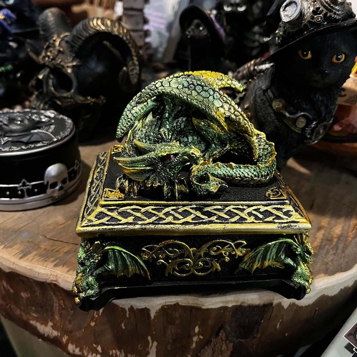 Pūķu Artefaktu Kolekcija – Lādes, Galvaskausi, Taro Kaste & Smilšu Pulkstenis