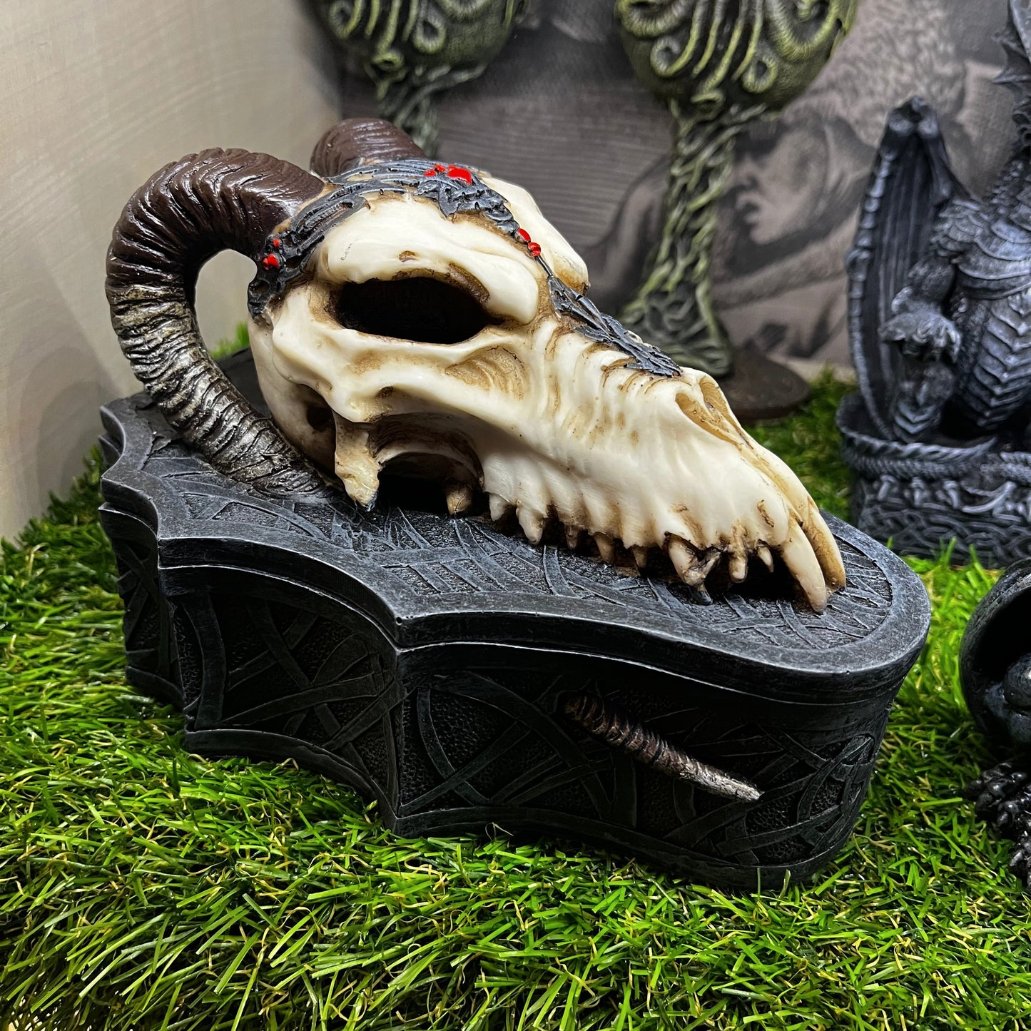 Pūķu Artefaktu Kolekcija – Lādes, Galvaskausi, Taro Kaste & Smilšu Pulkstenis