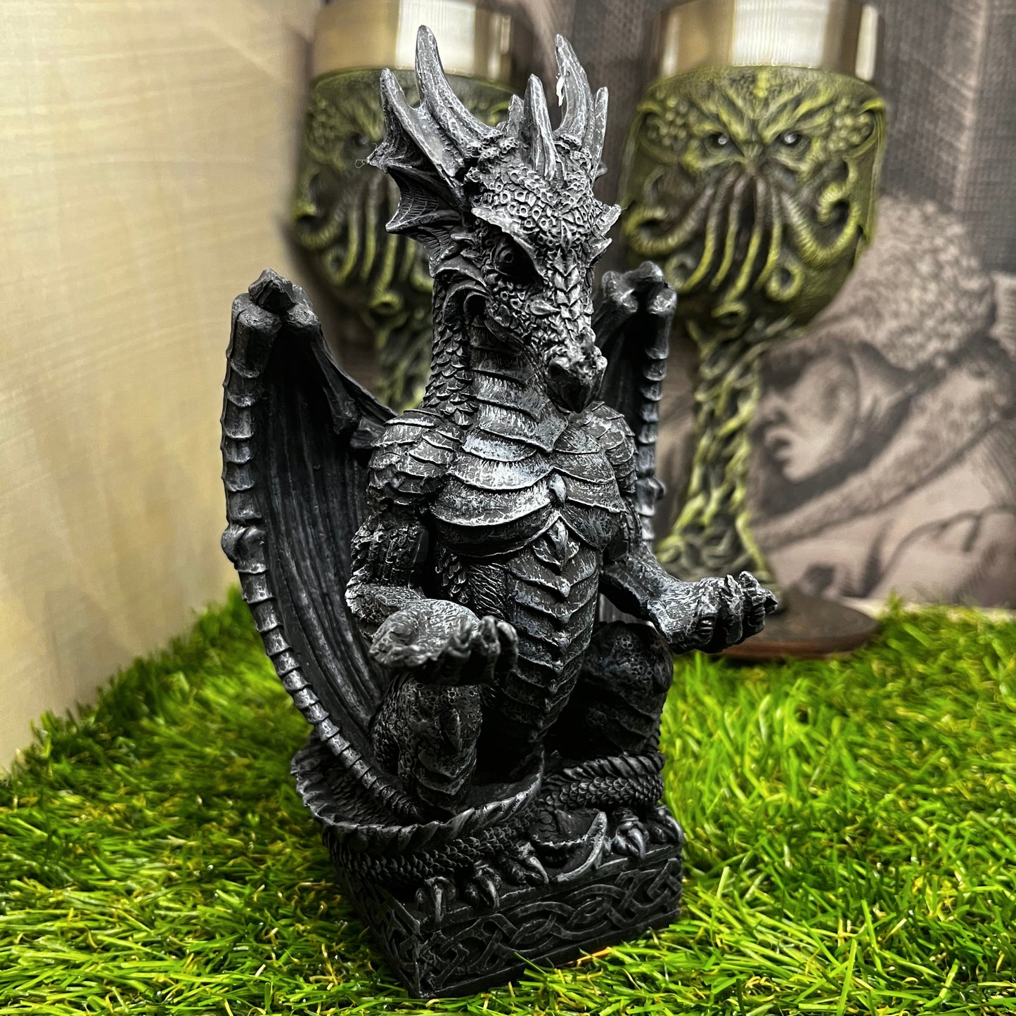 Pūķu Artefaktu Kolekcija – Lādes, Galvaskausi, Taro Kaste & Smilšu Pulkstenis