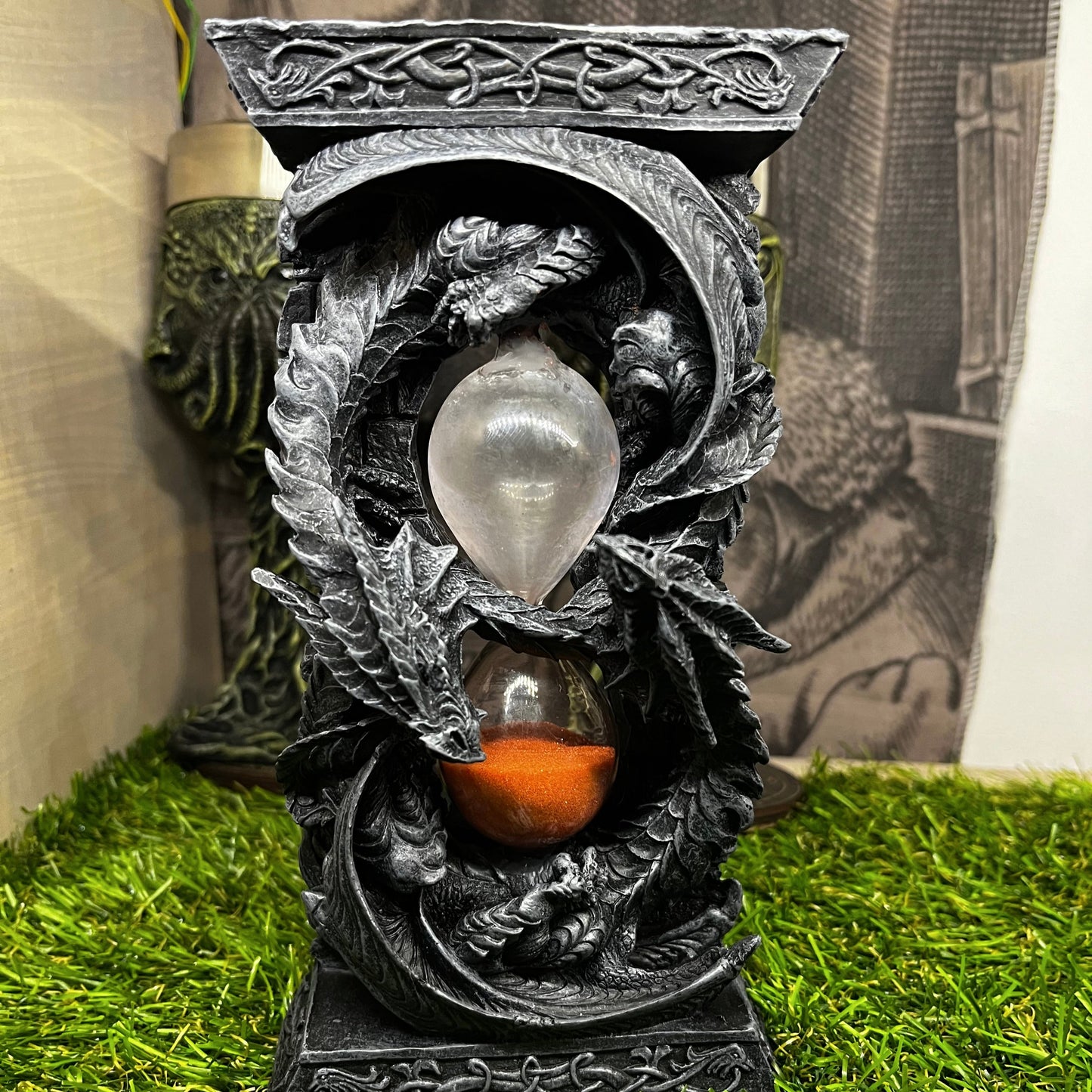 Pūķu Artefaktu Kolekcija – Lādes, Galvaskausi, Taro Kaste & Smilšu Pulkstenis