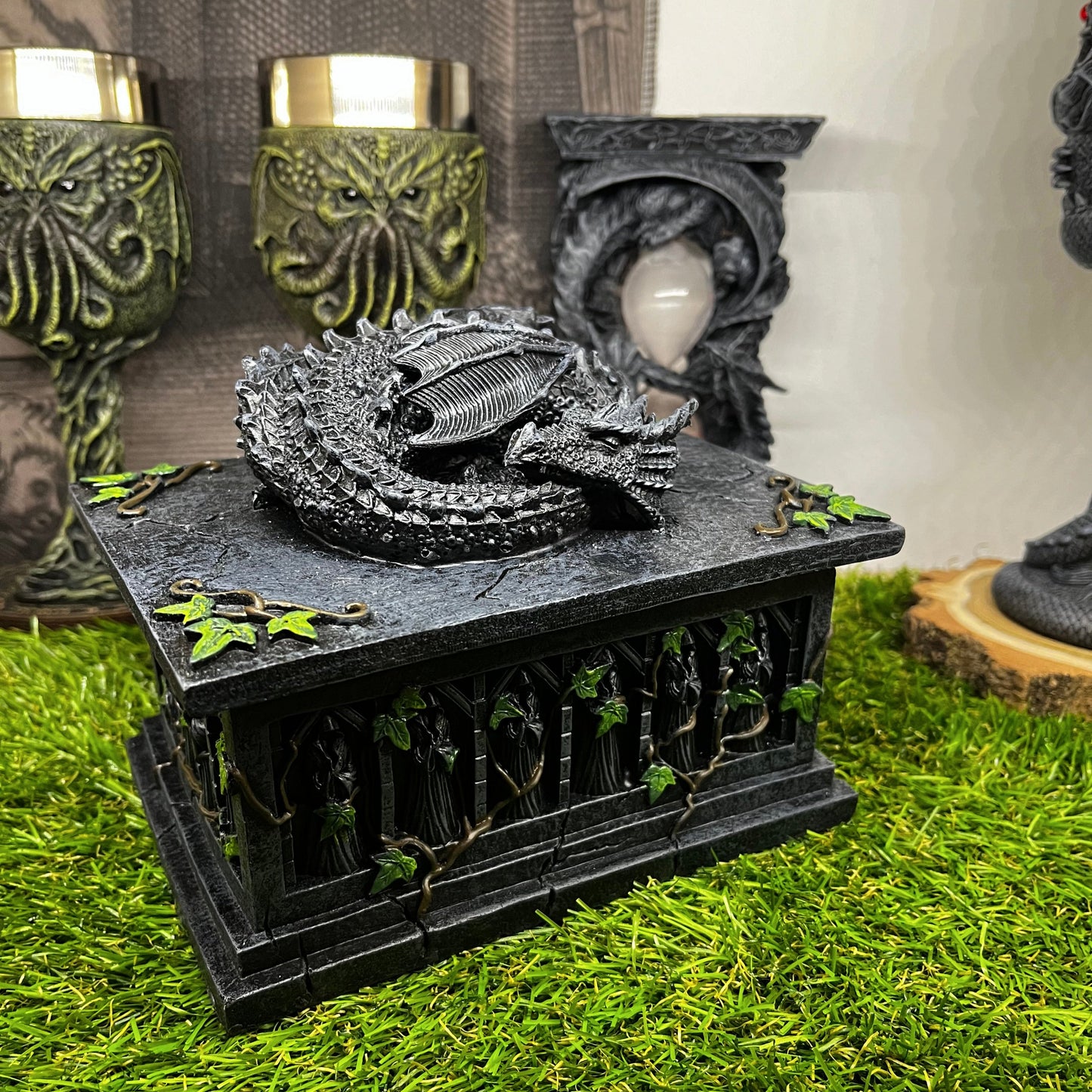 Pūķu Artefaktu Kolekcija – Lādes, Galvaskausi, Taro Kaste & Smilšu Pulkstenis