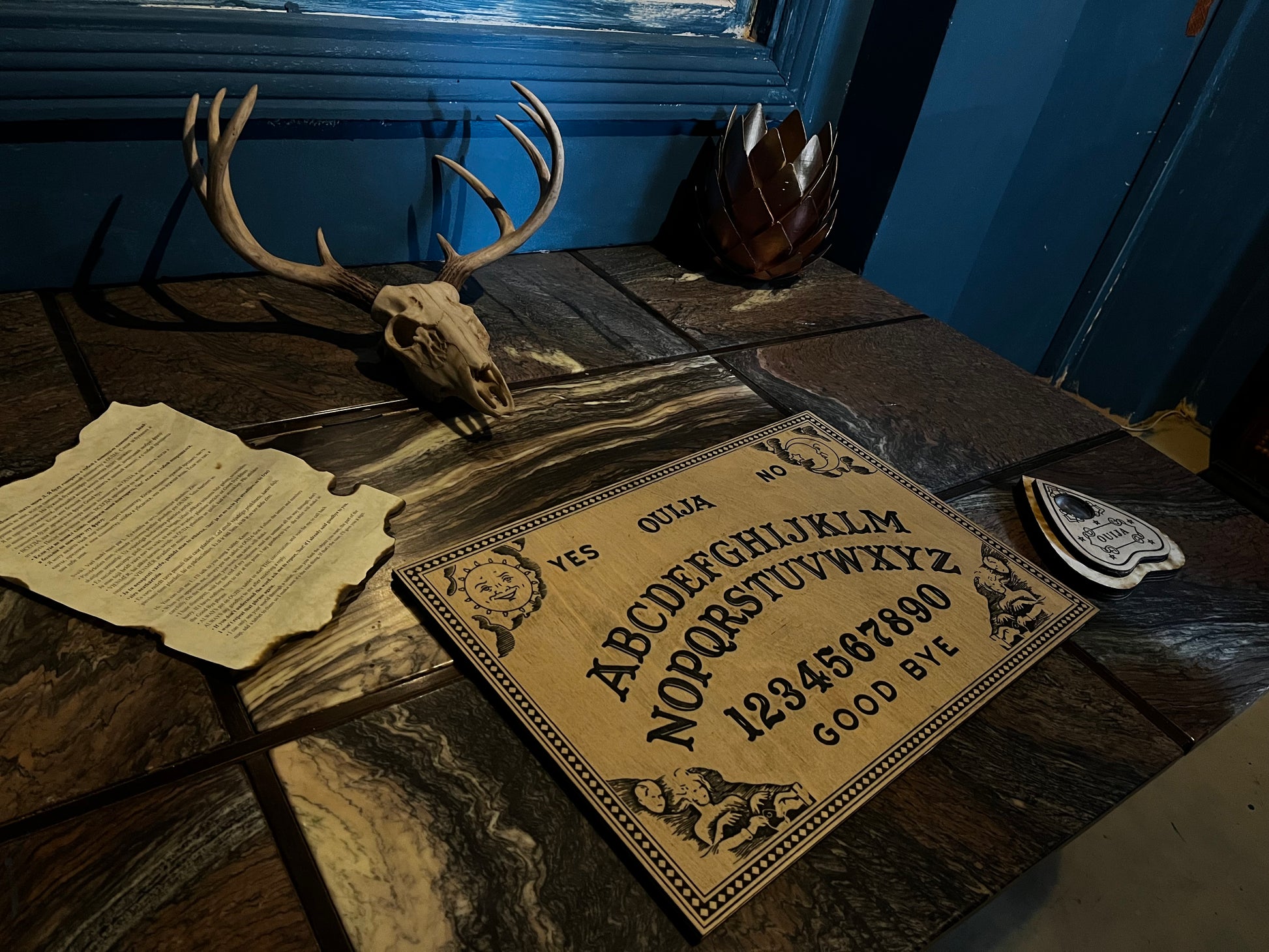 комната квест со спиритической доской